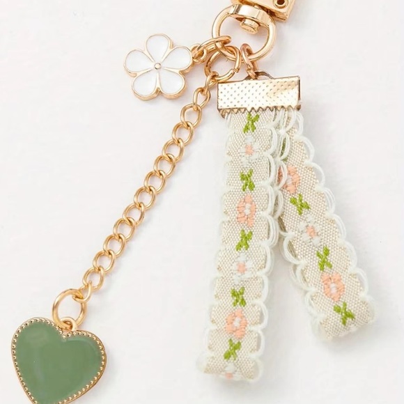 Green Heart & Flower Embroidered Keychain – New - Picture 1 of 2